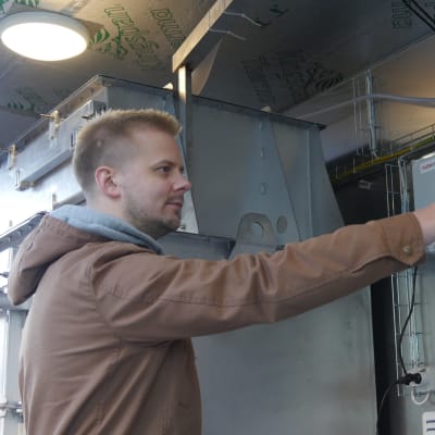 Pyry Kupias Flowrox Oy käynnistää laitteistoa.