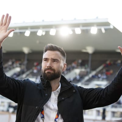 Tim Sparv tervehtii yleisöä Olympiastadionilla.