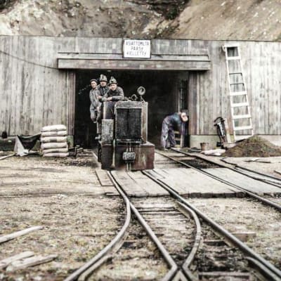 Työntekijöitä Petsamon kaivoksen edustalla.