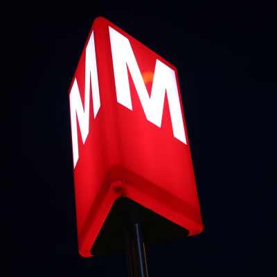 Metron logo Tapiolan asemalla.