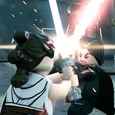 Kuvakaappaus Lego Star Wars -pelistä, jossa kaksi Star Wars -hahmoiksi sonnustautunutta Lego-ukkoa taistelee valomiekoilla. 