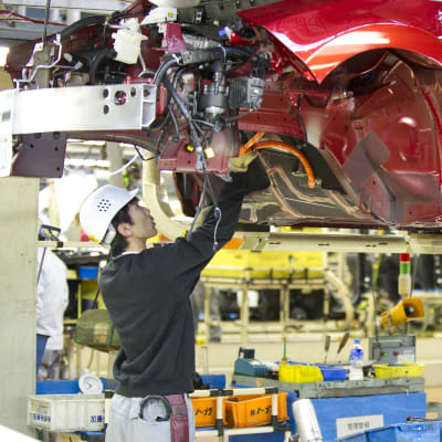 Nissananställd jobbar med att sätta ihop en bil på fabriken i Oppama, Japan.