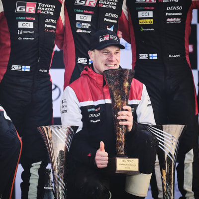 Jari-Matti Latvala juhlii tallipäällikkönä MM-rallin voittoa Ruotsissa 2022.