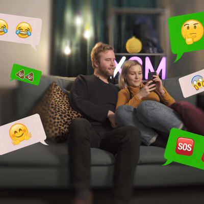 Märta och Simon i en soffa med massa chattbubblor omkring sig.