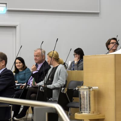 Paavo Arhinmäki (Vf) i talarstolen i riksdagen