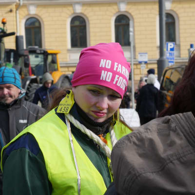 Lantbrukare demonstrerar på Senatstorget i Helsingfors.