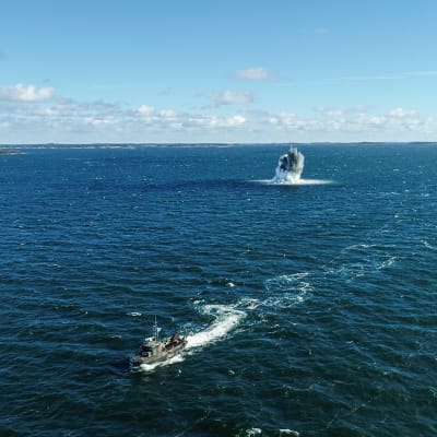 Marinens minröjare detonerar en mina till havs.