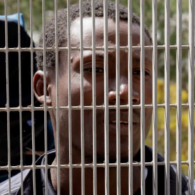 guinealainen siirtolainen Muhammed Lampedusan vastaanottokeskuksessa.