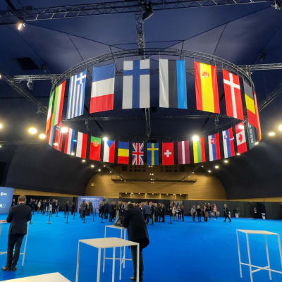 Euroopan avaruusjärjestön jäsenmaiden liput ministerikokouksen katossa.