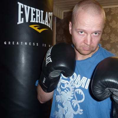 Kiuruvetinen Heikki Lång nyrkkeilee hyväntekeväisyysottelussa Amin Asikaista  vastaan 