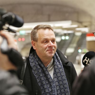 Pormestari Jan Vapaavuori haastattelussa länsimetron avajaispäivänä.