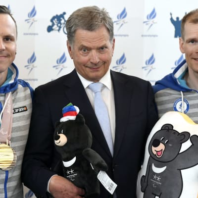 Kulta- ja pronssimitalisti Matti Suur-Hamari, presidentti Sauli Niinistö pronssimitalisti Ilkka Tuomisto.