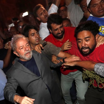 Luiz Inacio Lula da Silva överlämnar sig till polisen i Sao Paolo.