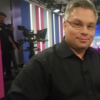 Kirjailija Tommi Kinnunen Puoli seitsemän -ohjelmassa
