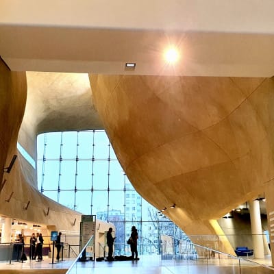 Entréhallen i Museet för den polska judarnas historia i Warszawa.