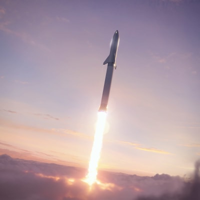 SpaceX tunga raket Starship stiger mot himlen.