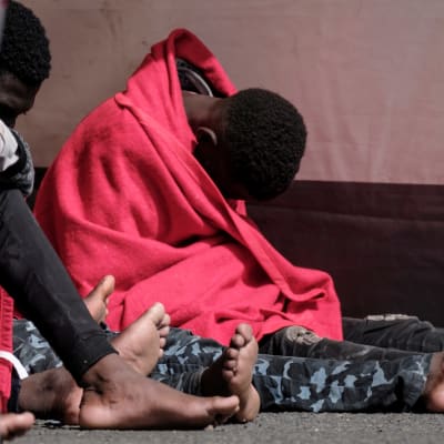 Migranter som hittats på havet blir omhändertagna av Röda korset på Gran Canaria.