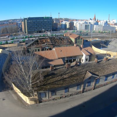 Tampere maksaa lähes 3 miljoonaa euroa mutkan suoristamisesta: katso videolta, miten historiallinen talo hävisi toisen tieltä.