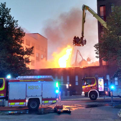 Ett flervåningshus brinner i Jyväskylä.