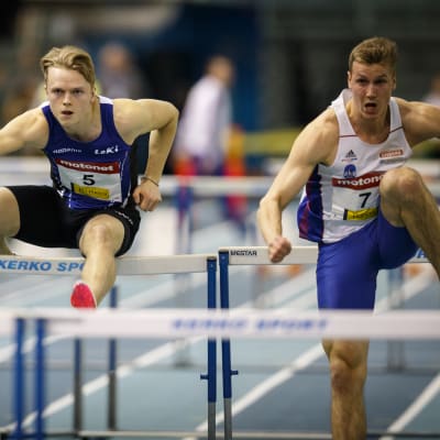 Juuso Peltola (8, JKU), Santeri Kuusiniemi (5, LempKiYU) ja Ilari Manninen (7, JKU) miesten 60 m aitajuoksun alkuerässä SM-halleissa 2019.