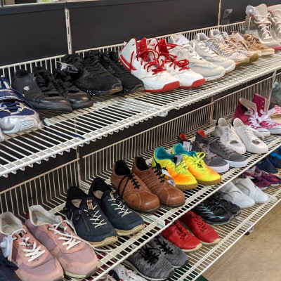 Pääkaupunkiseudun Kierrätyskeskus Oy:n Kaisaniemen myymälän kenkähylly.