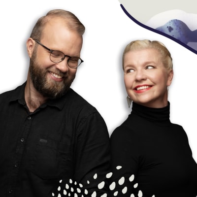 Toimittajat Pietari Kylmälä ja Anna Tulusto hymyilevinä.