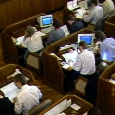 Personer vid datorer på Finlands börs, 1989