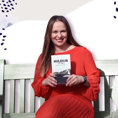 Kirjailija Satu Rämö pitää käsissään kirjaansa Hildur. Taustalla graafinen taustakuva.