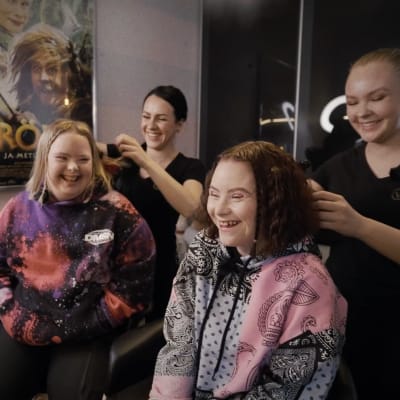 Matilda och Madde skrattar och får håret fixat inför inspelning av video till deras låt "Cool Down".