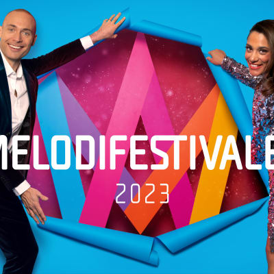 Festklädda programledarna för Melodifestivalen 2023 Jesper Rönndahl (till vänster) och Farah Abadi (till höger) 