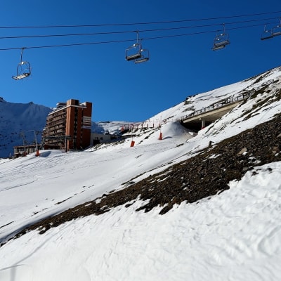 En snöfattig slalombacke i La Mongie.
