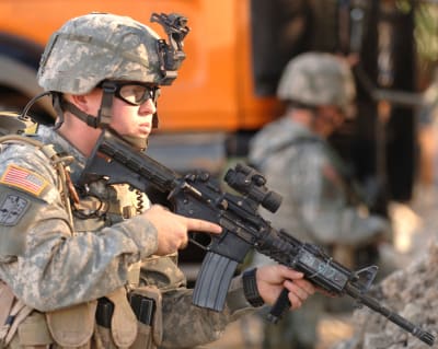 Amerikansk soldat patrullerar i Mosul 8.12.2005