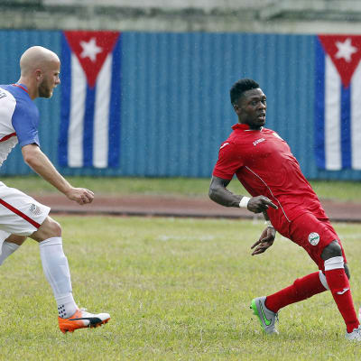 USA:s Michael Bradley och Kubas Arichel Hernandez är fotbollsspelare.