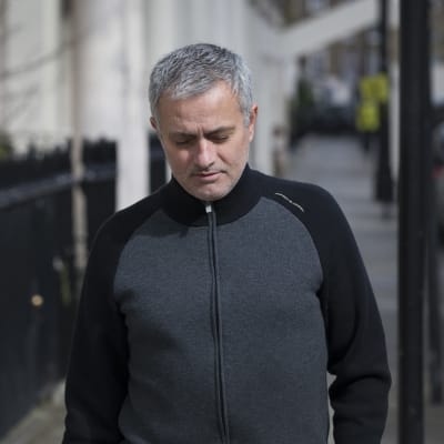 José Mourinho går arbetslös efter sparken från Chelsea.