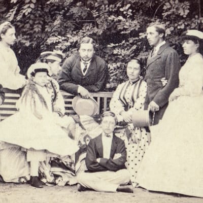 Englannin kuningatar Viktoria ja hänen puolisonsa prinssi Albert rakastivat toisiaan syvästi ja saivat yhdeksän lasta. 