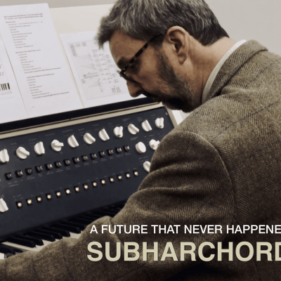 Tweedtakkinen mies profiilissa soittaa vanhaa elektronista soitinta, kuvassa teksti "A Future That Never Happened, Subharchord".