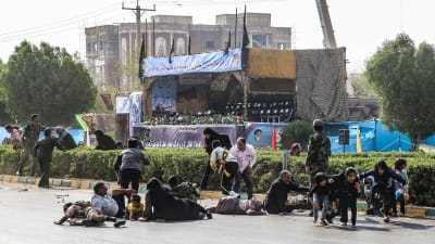 Människor sökte skydd i samband med attacken mot militärparaden i Ahvaz, 22.9.2018.
