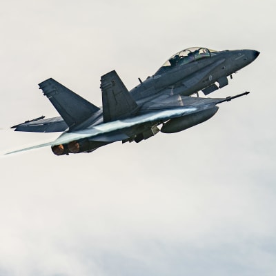 Ilmavoimien Hornet-hävittäjä nousee Pirkkalan lentokentältä.