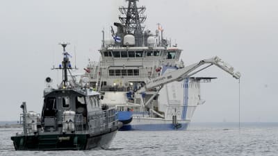 Stort sjöräddningsfartyg i aktion till havs.