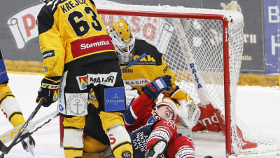 Patrik Rybar slår till Jere Sallinen.