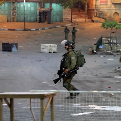 En soldat rör sig i Hebron, där israleliska och palestinska säkerhetsstyrkor drabbat samman