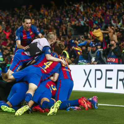 Barcelona-spelare firar segern.