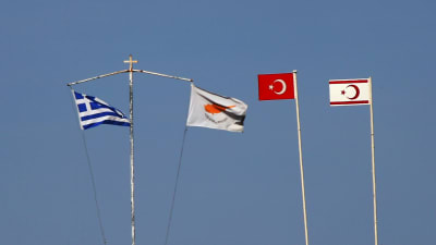 Den grekiska, turkiska, cypriotiska och turkcypriotiska flaggan