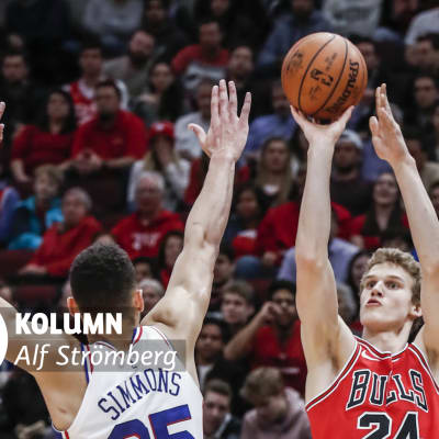 Lauri Markkanen skjuter ett skott