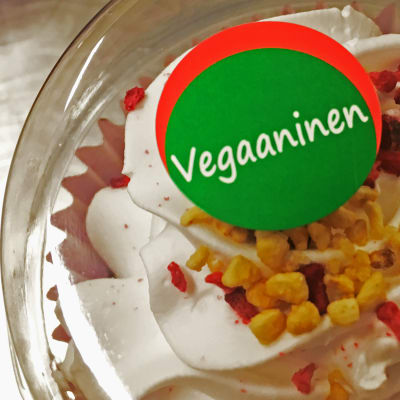 Muffinsirasian päälle on liimattu vihreä tarra, joka kertoo tuotteen olevan vegaaninen.