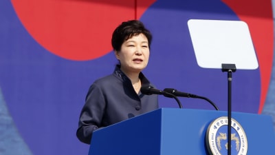 President Park Geun-hye får stora besvår med att driva igenom sin ekonomiska politik. Hon kan inte ställa upp i presidentvalet nästa år