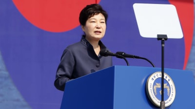 President Park Geun-hye får stora besvår med att driva igenom sin ekonomiska politik. Hon kan inte ställa upp i presidentvalet nästa år