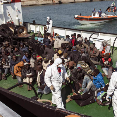 Migranter i  hamnen i Corigliano i Italien 15.4.2015.
