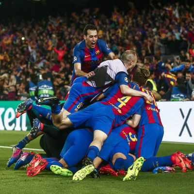 Barcelona-spelare firar segern.