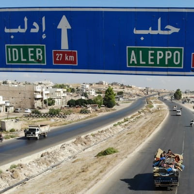 Trafikskyltar med Idlib och Aleppo i Syrien. 